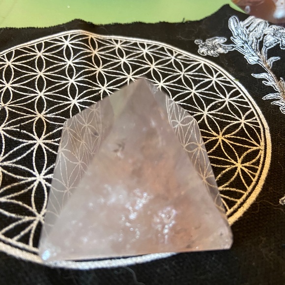 Lavender amethyst crystal pyramid - Picture 1 of 4